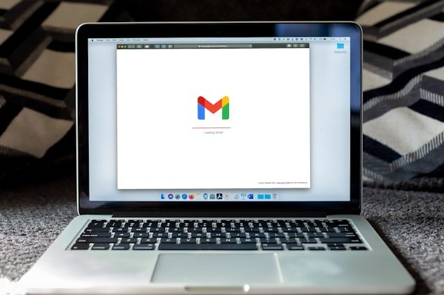 Laptop mit Google Mail E-Mail Programm auf dem Bildschirm