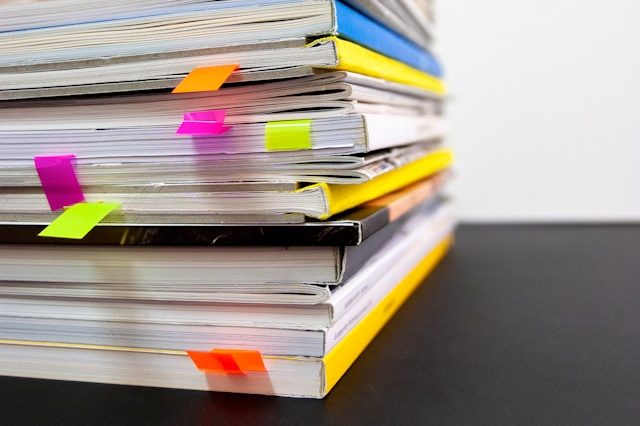 Ein Stapel mit Fachzeitschriften, in denen die Veröffentlichungen des Unternehmens markiert wurde