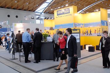 Messestand mit zahlreichen Besuchern 