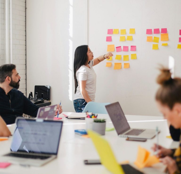 Darstellung eines Marketing-Workshops mit Post-Its an der Wand zur Ideenfindung