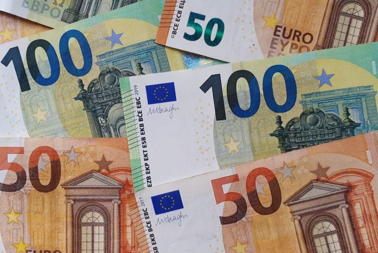 Mehrere 50 und 100 Euro-Gelscheine