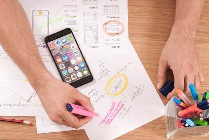 Ideenfindung, Marketingplanung, Scribbeln auf Papier mit Leuchtstiften