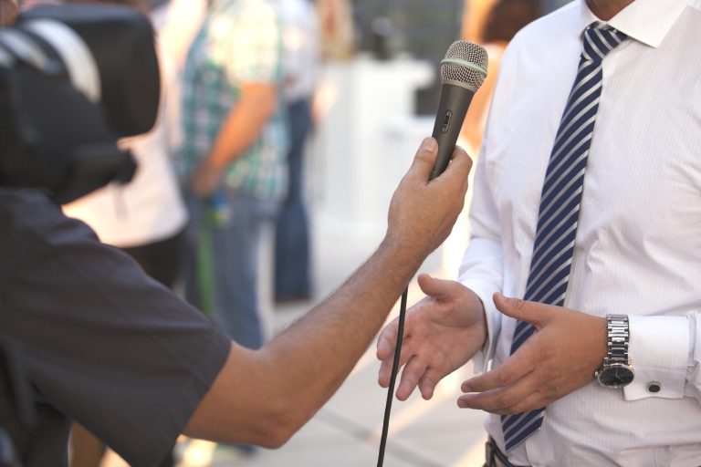 Ein Journalist interviewt einen Geschäftsmann